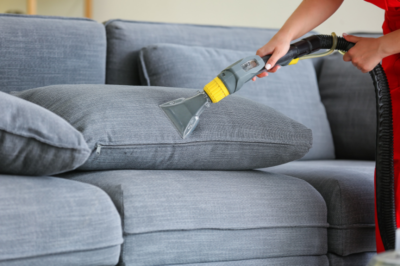 Nettoyer un canapé tissu non déhoussable